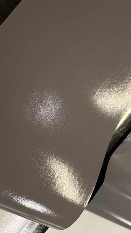 Standard Signage Vinyl (Image 1):
  The adhesive layer on the back is completely smooth. Because there are no air channels or release paths built into the adhesive, trapped air cannot easily escape during installation, making it prone to air bubbles.
